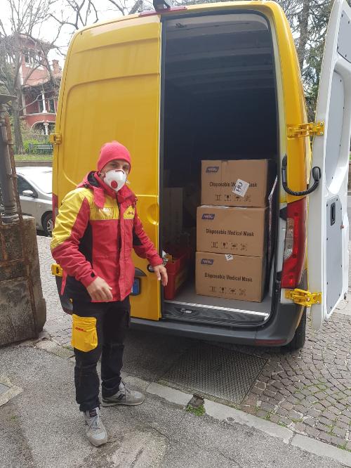 L'arrivo ieri a Udine delle mascherine donate dal Fogolâr Furlan di Shangai